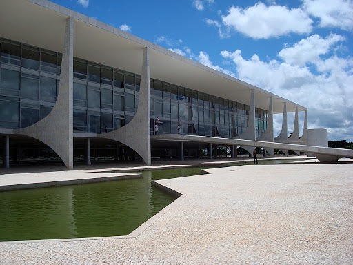 Arquitetura minimalista do Palácio do Planalto